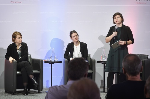 Von links: Moderation Olivera Stajic, Extremismus- und Terrorismusforscherin Julia Ebner, Journalistin und Autorin Ingrid Brodnig (am Wort)