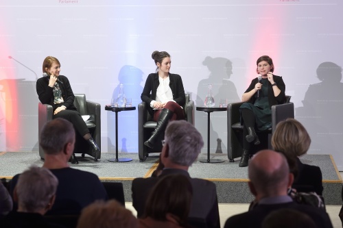 Von links: Moderation Olivera Stajic, Extremismus- und Terrorismusforscherin Julia Ebner, Journalistin und Autorin Ingrid Brodnig (am Wort)