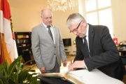 Eintrag ins Gästebuch. Von links: Bundesratspräsident Ingo Appé (S), Schweizer Nationalrat Walter Müller