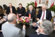 Schweizer Delegation unter der Leitung des Schweizer Nationalrates Walter Müller (2. von rechts) während der Aussprache