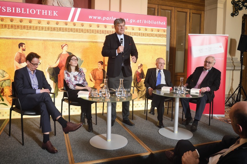 Podiumsdiskussion. Von links: Autor Walter Hämmerle, Vorsitzende der Sozialistischen Jugend Österreich Julia Herr, Bundesratspräsident a. D. Herwig Hösele, Volksanwalt Peter Fichtenbauer, Zweiter Nationalratspräsident a. D.Heinrich Neisser