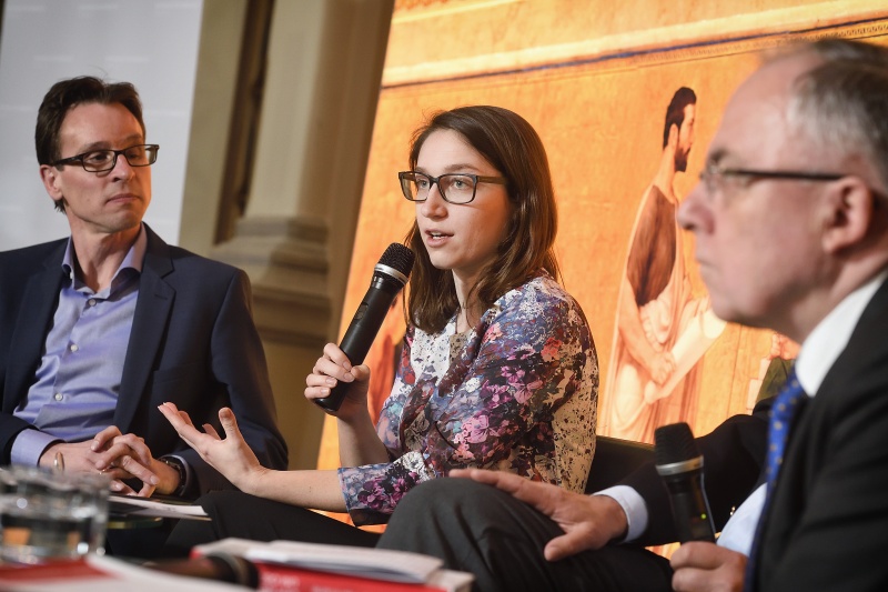 Podiumsdiskussion. Von links: Autor Walter Hämmerle, Vorsitzende der Sozialistischen Jugend Österreich Julia Herr am Wort, Volksanwalt Peter Fichtenbauer