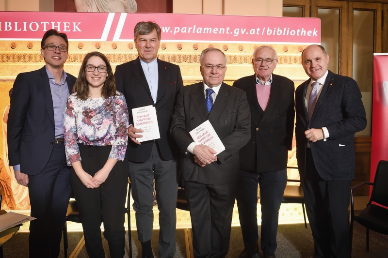 Von links: Autor Walter Hämmerle, Vorsitzende der Sozialistischen Jugend Österreich Julia Herr, Bundesratspräsident a. D. Herwig Hösele, Volksanwalt Peter Fichtenbauer, Zweiter Nationalratspräsident a. D.Heinrich Neisser, Nationalratspräsident Wolfgang Sobotka (V)