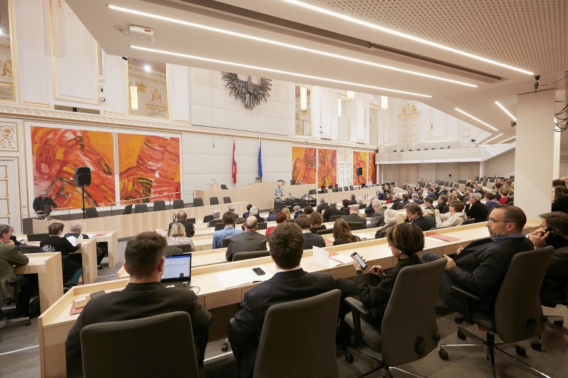 Begrüßung durch Bundesratspräsident Ingo Appé (S). Blick Richtung VeranstaltungsteilnehmerInnen