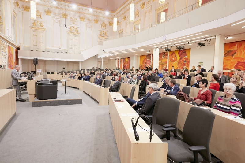Begrüßung durch Bundesratspräsident Ingo Appé (S). Blick Richtung VeranstaltungsteilnehmerInnen