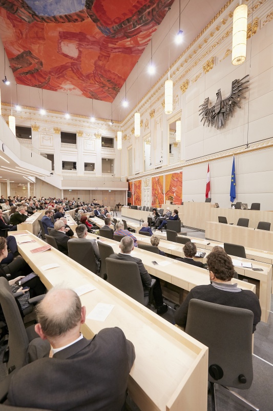 Podium von links: Christiane Spiel Universität Wien, Moderator Joachim Riedl Wochenzeitung Die Zeit, Edward Strasser The Innovation in Politics Institute. Blick Richtung VeranstaltungteilnehmerInnen
