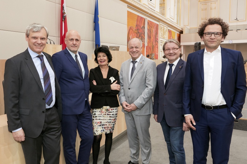 von rechts: Edward Strasser The Innovation in Politics Institute, Vizepräsident des Bundesrates Hubert Koller (S), Bundesratspräsident Ingo Appé (S), Christiane Spiel Universität Wien, Walter Osztovics Kovar & Partner