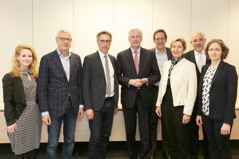von links: Nationalratsabgeordnete Eva Maria Holzleitner (S), Nationalratsabgeordneter Bruno Rossmann (J), Nationalratsabgeordneter Georg Strasser (V), Michel Barnier EU-Chefverhandler, Nationalratsabgeordneter Kai Jan Krainer (S), Nationalratsabgeordnete Michaela Steinacker (V), Nationalratsabgeordneter Martin Engelberg (V), Nationalratsabgeordnete Stefanie Krisper (N)