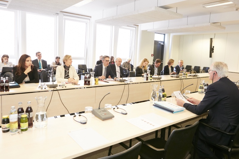 Aussprache, von links: Nationalratsabgeordnete Petra Steger (F), Nationalratsabgeordnete Michaela Steinacker (V), Nationalratsabgeordneter Georg Strasser (V), Nationalratsabgeordneter Martin Engelberg (V), Nationalratsabgeordnete Maria Holzleitner (S), Nationalratsabgeordneter Kai Jan Krainer (S), Nationalratsabgeordnete Stefanie Krisper (N), Nationalratsabgeordneter Bruno Rossmann (J), gegenüber Michel Barnier EU-Chefverhandler