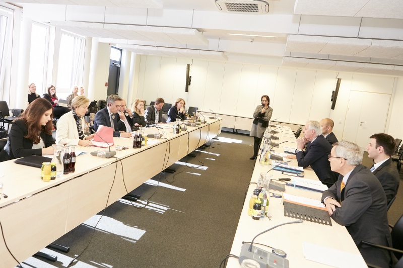 Aussprache, von links: Nationalratsabgeordnete Petra Steger (F), Nationalratsabgeordnete Michaela Steinacker (V), Nationalratsabgeordneter Georg Strasser (V), Nationalratsabgeordneter Martin Engelberg (V), Nationalratsabgeordnete Maria Holzleitner (S), Nationalratsabgeordneter Kai Jan Krainer (S), Nationalratsabgeordnete Stefanie Krisper (N), Nationalratsabgeordneter Bruno Rossmann (J), gegenüber Michel Barnier EU-Chefverhandler