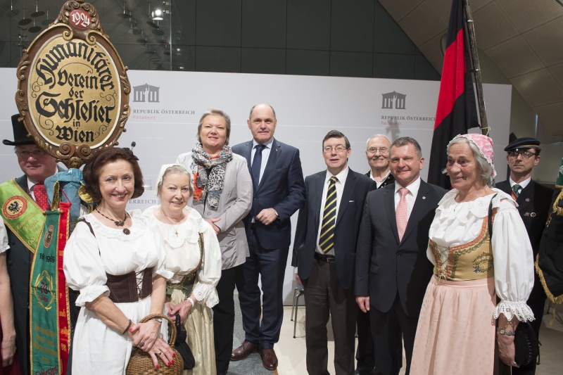 Bildmitte von links: Nationalratspräsidentin Anneliese Kitzmüller (F), Nationalratspräsident Wolfgang Sobotka (V),  Lothar Höbelt, Institut für Geschichte, Universität Wien, Gerhard Zeihsel, Sudetendeutsche Landsmannschaft in Österreich (SLÖ), Norbert Kapeller, Generalsekretär des Verbands der deutschen altösterreichischen Landsmannschaften in Österreich (VLÖ)