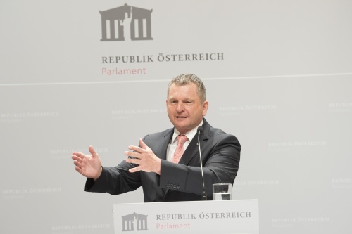 Am Rednerpult: Norbert Kapeller, Generalsekretär des Verbands der deutschen altösterreichischen Landsmannschaften in Österreich (VLÖ)