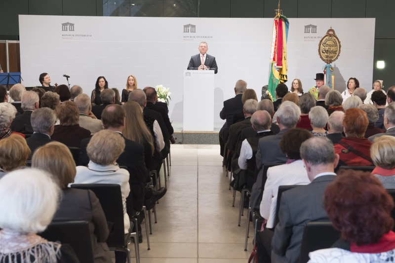 Am Rednerpult: Norbert Kapeller, Generalsekretär des Verbands der deutschen altösterreichischen Landsmannschaften in Österreich (VLÖ). Blick Richtung VeranstaltungsteilnehmerInnen