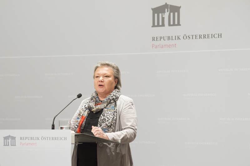 Am Rednerpult: Nationalratspräsidentin Anneliese Kitzmüller (F)