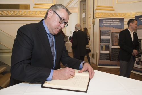 Botschafter der Russischen Föderatiion, Bimitrij Ljubinskij beim Eintrag in das Gästebuch der Wanderausstellung