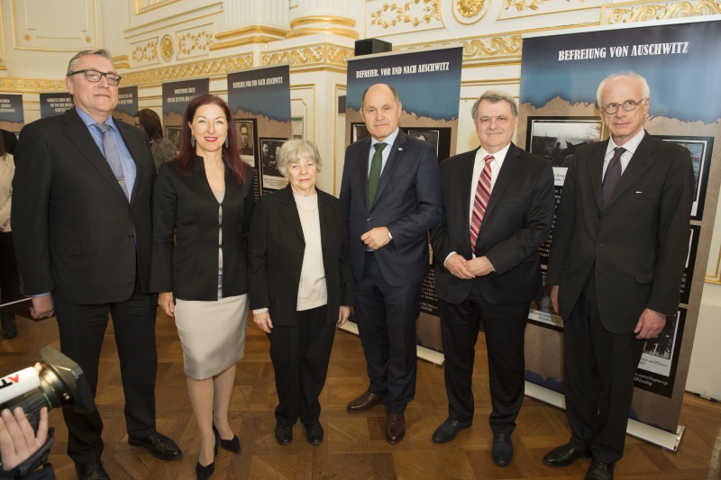 Von links: Botschafter der Russischen Föderatiion, Bimitrij Ljubinskij, Hannah Lessing, Ausschwitzüberlebende Helga Kinsky, Nationalratspräsident Wolfgang Sobotka (V), Ausstellungsinitiator Ilya Altmann, Botschafter der Bundesrepublik Deutschland Johannes Konrad Haindl
