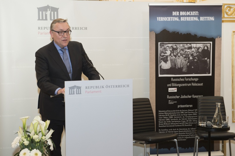 Am Rednerpult: Botschafter der Russischen Föderatiion Bimitrij Ljubinskij