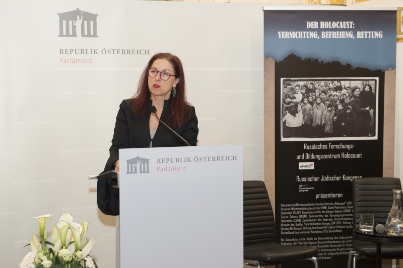 Am Rednerpult: Hannah Lessing