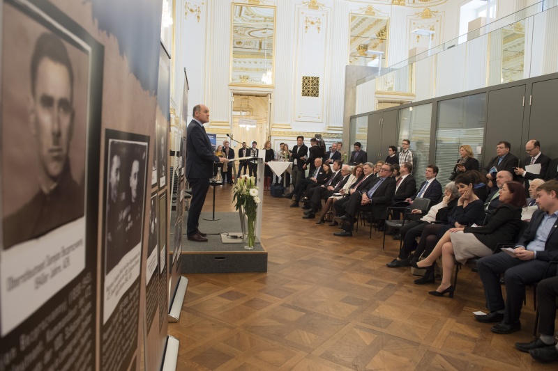 Am Rednerpult: Nationalratspräsident Wolfgang Sobotka (V). Blick Richtung VeranstaltungsteilnehmerInnen