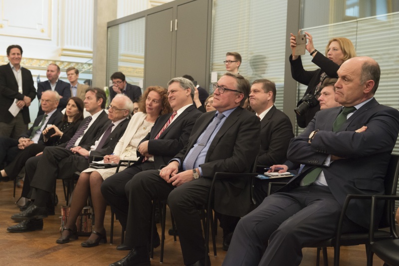 Von rechts: Nationalratspräsident Wolfgang Sobotka (V), Botschafter der Russischen Föderatiion, Bimitrij Ljubinskij, Ausstellungsinitiator Ilya Altmann, Botschafter der Bundesrepublik Deutschland Johannes Konrad Haindl, Nationalratsabgeordneter Nikolaus Berlakovich (V), VeranstaltungsteilnehmerInnen