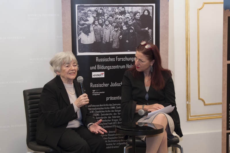 Am Podium von links: Ausschwitzüberlebende Helga Kinsky, Hannah Lessing