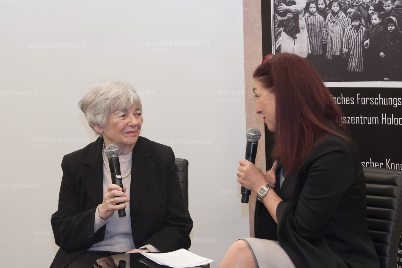 Am Podium von links: Ausschwitzüberlebende Helga Kinsky, Hannah Lessing