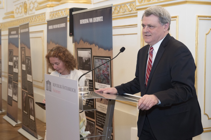 Am Rednerpult: Ausstellungsinitiator Ilya Altmann