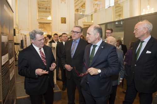 Von links: Ausstellungsinitiator Ilya Altmann, Botschafter der Russischen Föderatiion, Bimitrij Ljubinskij, Nationalratspräsident Wolfgang Sobotka (V)