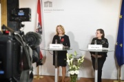 Von links: Zweite Nationalratspräsidentin Doris Bures (S), Geschäftsführerin der Interventionsstelle gegen familiäre Gewalt Rosa Logar