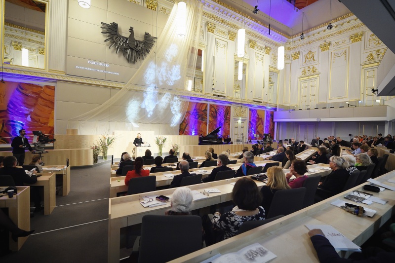 Zweite Nationalratspräsidentin Doris Bures (S) am Wort. Blick Richtung VeranstaltungsteilnehmerInnen