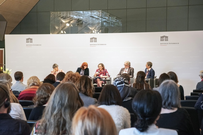 Podim von links: Insitut für Strafrecht und Kriminologie der Univeristät Wien Katharina Beclin, Rechtsanwältin mit Schwerpunkt Familienrecht, Gewaltschutz und Opferrechte Petra Smutny, Geschäftsführerin der Wiener Interventionsstelle Rosa Logar, Justizministerim Christian Manquet, Moderatorin Meike Lauggas