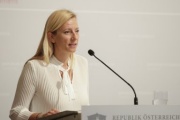 Familienministerin Juliane Bogner-Strauß (V) am Wort