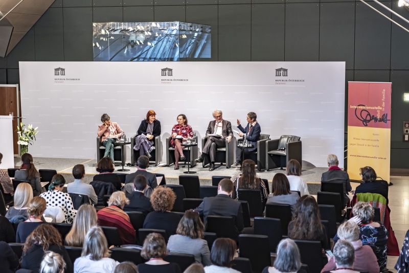 Podim von links: Insitut für Strafrecht und Kriminologie der Univeristät Wien Katharina Beclin, Rechtsanwältin mit Schwerpunkt Familienrecht, Gewaltschutz und Opferrechte Petra Smutny, Geschäftsführerin der Wiener Interventionsstelle Rosa Logar, Justizministerim Christian Manquet, Moderatorin Meike Lauggas