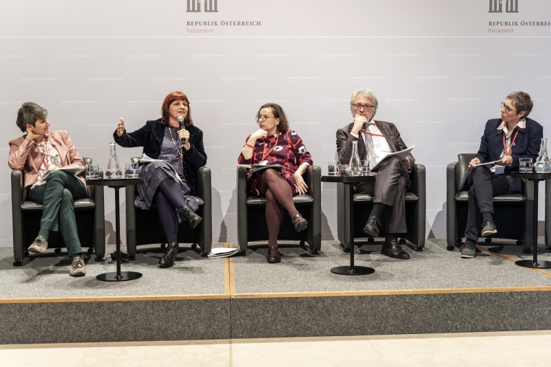 Podim von links: Insitut für Strafrecht und Kriminologie der Univeristät Wien Katharina Beclin, Rechtsanwältin mit Schwerpunkt Familienrecht, Gewaltschutz und Opferrechte Petra Smutny, Geschäftsführerin der Wiener Interventionsstelle Rosa Logar, Justizministerim Christian Manquet, Moderatorin Meike Lauggas