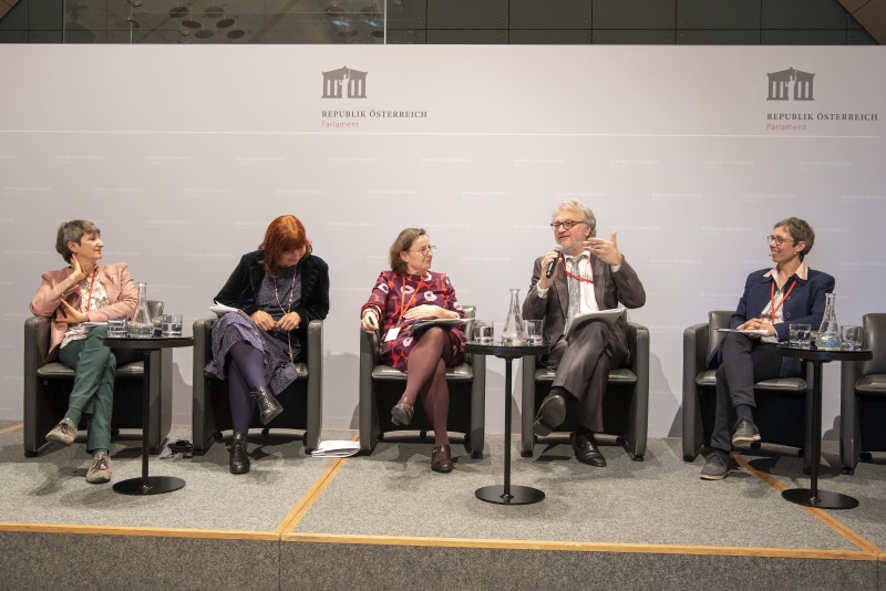 Podim von links: Insitut für Strafrecht und Kriminologie der Univeristät Wien Katharina Beclin, Rechtsanwältin mit Schwerpunkt Familienrecht, Gewaltschutz und Opferrechte Petra Smutny, Geschäftsführerin der Wiener Interventionsstelle Rosa Logar, Justizministerim Christian Manquet, Moderatorin Meike Lauggas