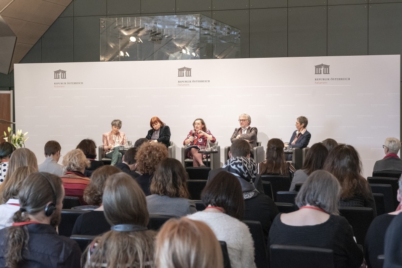 Podim von links: Insitut für Strafrecht und Kriminologie der Univeristät Wien Katharina Beclin, Rechtsanwältin mit Schwerpunkt Familienrecht, Gewaltschutz und Opferrechte Petra Smutny, Geschäftsführerin der Wiener Interventionsstelle Rosa Logar, Justizministerim Christian Manquet, Moderatorin Meike Lauggas