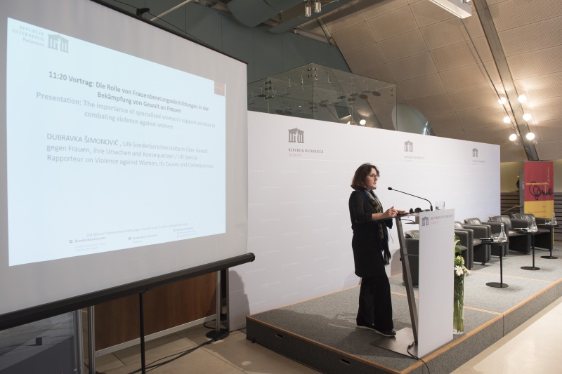 Am Rednerpult: Dubravka Simonovic, UN-Sonderberichterstatterin über Gewaltgegen Frauen, ihre Ursachen und Konsequenzen