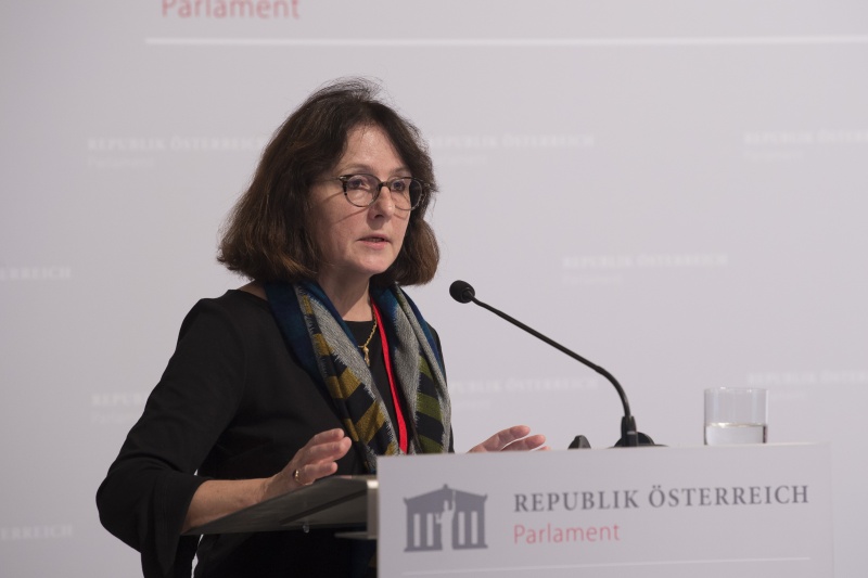 Am Rednerpult: Dubravka Simonovic, UN-Sonderberichterstatterin über Gewaltgegen Frauen, ihre Ursachen und Konsequenzen