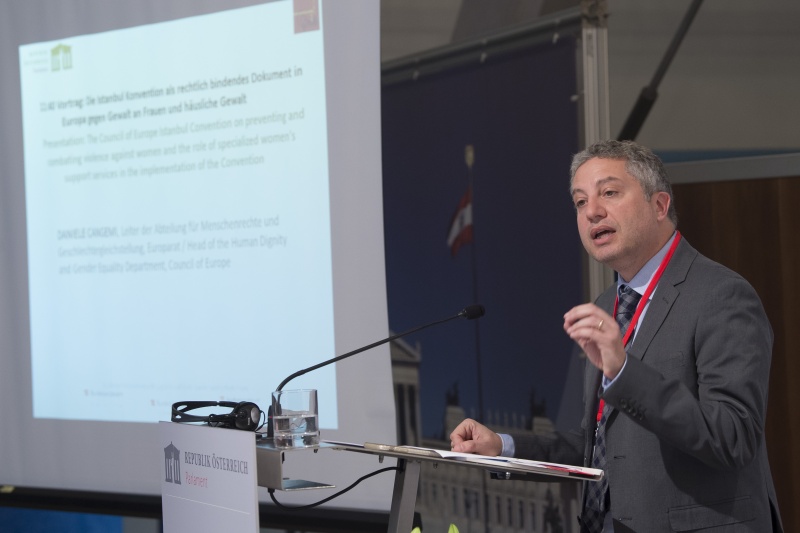 Am Rednerpult: Daniele Cangemi, Leiter der Abteilung für Menschenrechte und Geschlechtergleichstellung, Europarat