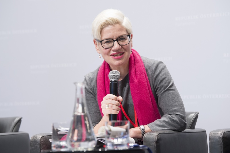 Panel: Unterstützende Hilfe für von Gewalt betroffenen Frauen. Am Podium: Birgit Schweikert, Bundesministerium für Familie, Senioren, Frauen und Jugend - Deutschland