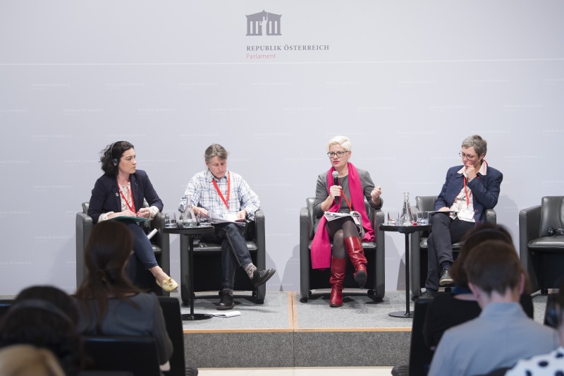 Panel: Unterstützende Hilfe für von Gewalt betroffenen Frauen. Am Podium von links: Branislava Marvanova Vargova, Rosa, Center for Woman, Tschechische Republik, Daniela Gloor, Social Insight, Forschung, Evaluation, Beratung in der Schweiz, Birgit Schweikert, Bundesministerium für Familie, Senioren, Frauen und Jugend - Deutschland, Meike Luaggas