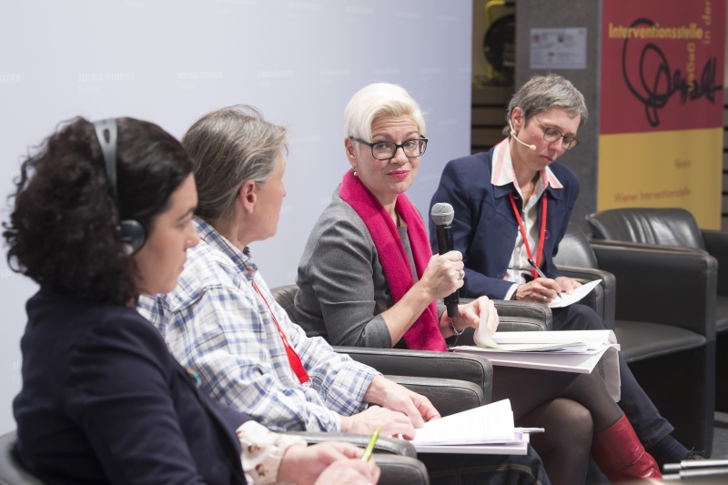 Panel: Unterstützende Hilfe für von Gewalt betroffenen Frauen. Am Podium von links: Branislava Marvanova Vargova, Rosa, Center for Woman, Tschechische Republik, Daniela Gloor, Social Insight, Forschung, Evaluation, Beratung in der Schweiz, Birgit Schweikert, Bundesministerium für Familie, Senioren, Frauen und Jugend - Deutschland, Meike Luaggas