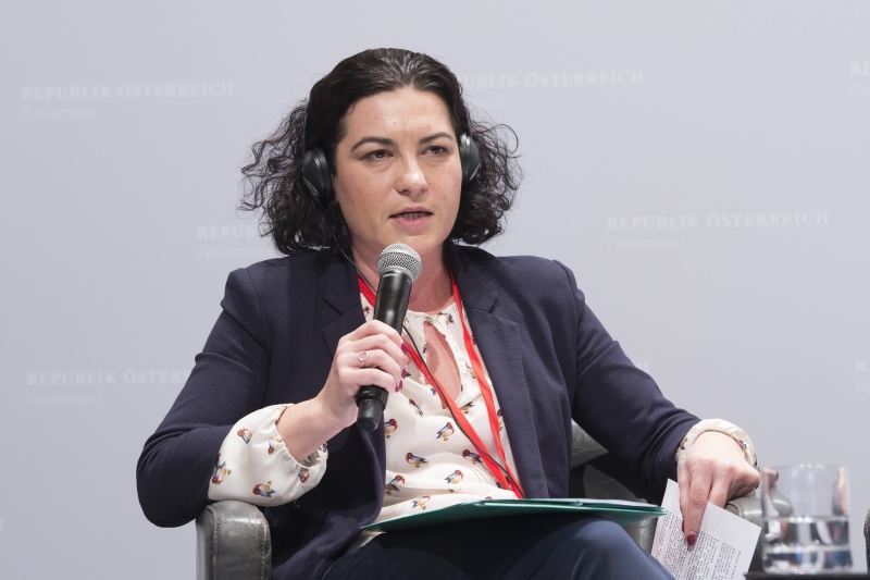 Panel: Unterstützende Hilfe für von Gewalt betroffenen Frauen. Am Podium: Branislava Marvanova Vargova, Rosa, Center for Woman, Tschechische Republik