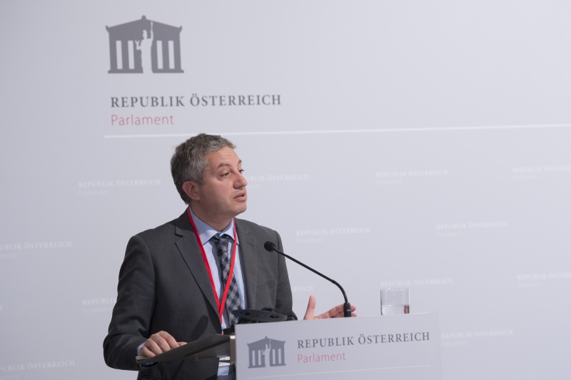 Am Rednerpult: Daniele Cangemi, Leiter der Abteilung für Menschenrechte und Geschlechtergleichstellung, Europarat