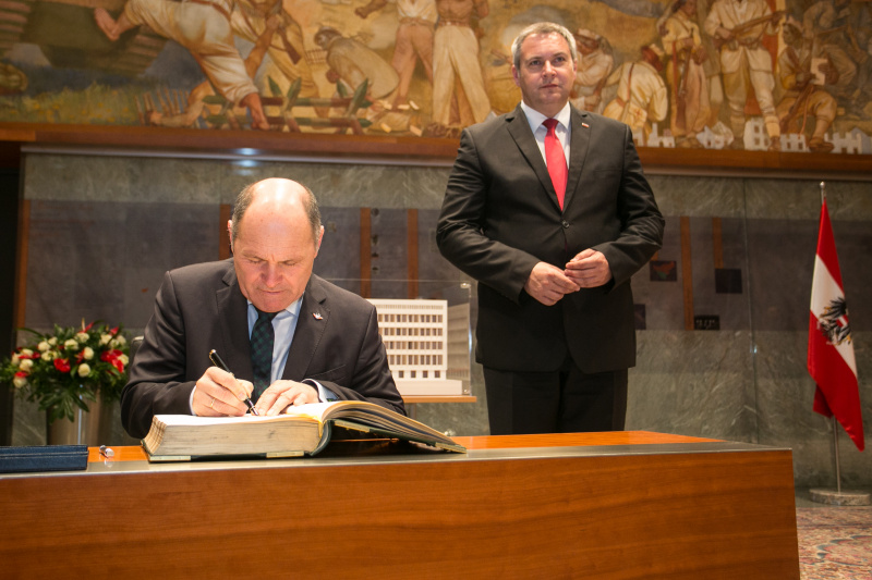 Von links: Nationalratspräsident Wolfgang Sobotka (V) (beim Eintrag in das Gästebuch), slowenischer Parlamentspräsident Dejan Židan