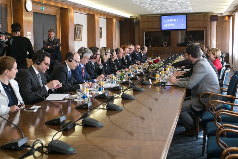 Österreichische Delegation unter der Leitung von Nationalratspräsident Wolfgang Sobotka (V) (8. von links) während der Aussprache