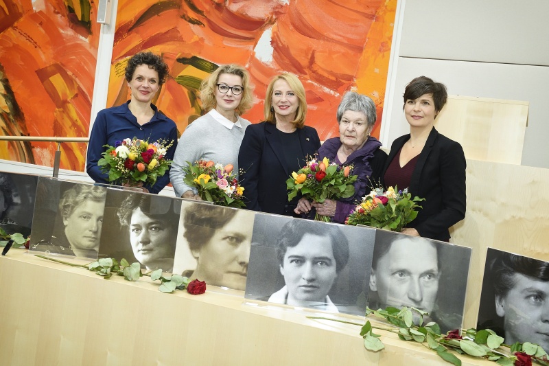 Von links: Schauspielerin Dorothee Hartinger, Schauspielerin Petra Morzé, Zweite Nationalratspräsidentin Doris Bures (S), Kammerschauspielerin Elisabeth Orth, Schauspielerin Alexandra Henkel