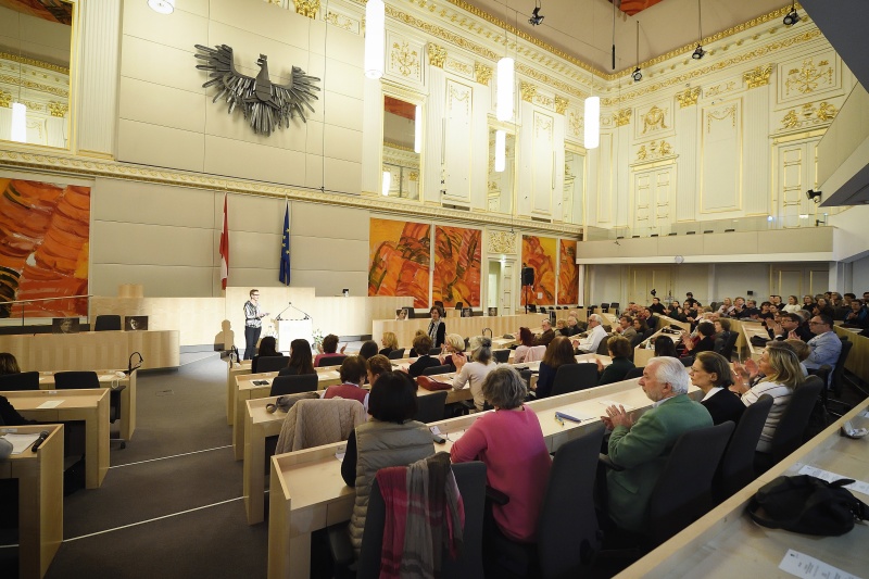 Blick Richtung VeranstaltungsteilnehmerInnen. Begrüßung durch Moderatorin Sibylle Hamann