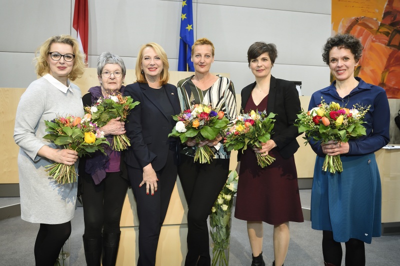 Von links: Schauspielerin Petra Morzé, Kammerschauspielerin Elisabeth Orth, Zweite Nationalratspräsidentin Doris Bures (S), Moderatorin Sibylle Hamann, Schauspielerin Alexandra Henkel, Schauspielerin Dorothee Hartinger