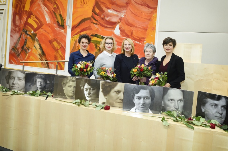 Von links: Schauspielerin Dorothee Hartinger, Schauspielerin Petra Morzé, Zweite Nationalratspräsidentin Doris Bures (S), Kammerschauspielerin Elisabeth Orth, Schauspielerin Alexandra Henkel